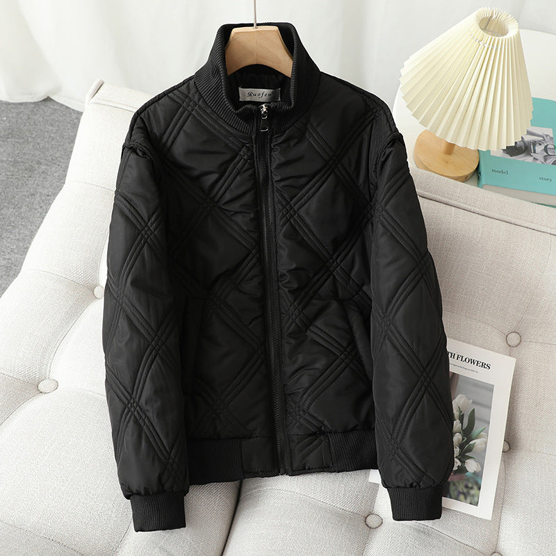 Dam lightly vadderad quiltad jacka med diamond-shaped quiltning, high ribbed krage, och concealed dragkedja
