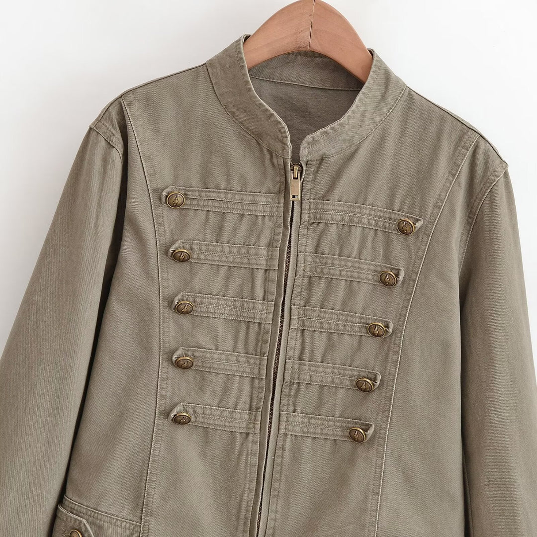 Dam Kort Jacka i Army Look Tillverkad av Bomull Twill med Stå Krage och Dekorativ Dekorativ Straps