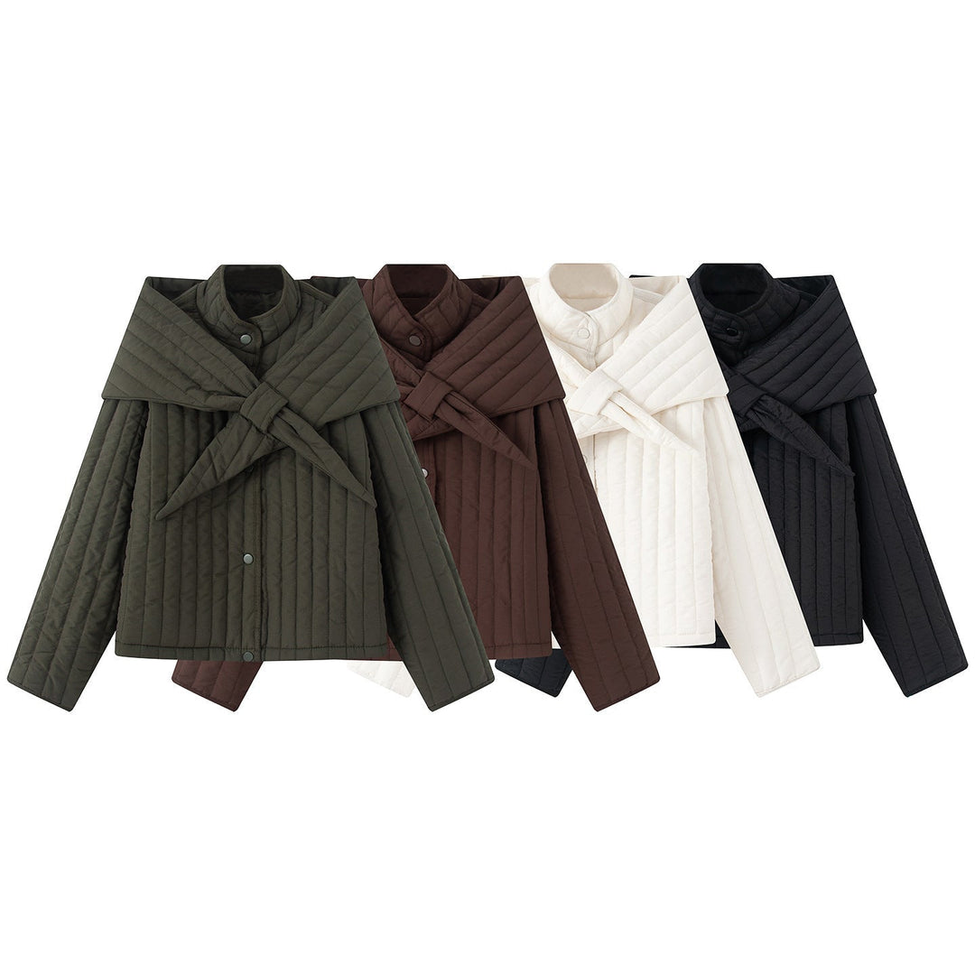Dam quiltad jacka med stor wrap krage och tie scarf