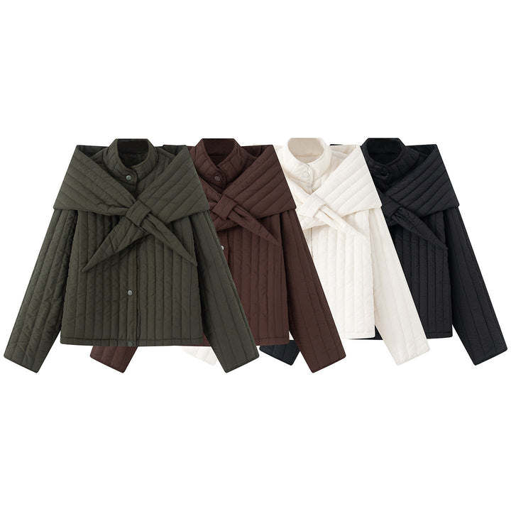 Dam quiltad jacka med stor wrap krage och tie scarf