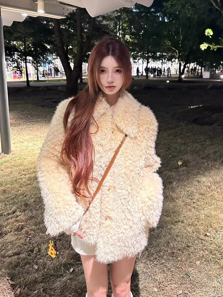 Dam kort kappa gjord teddy fleece med oversize skärning, ståkrage, och utanpåfickor