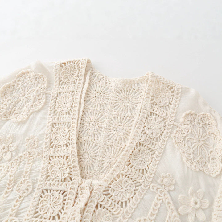 Dam Kort Crochet och Embroidered Jacka i Boho Kimono Stil med Tie Band