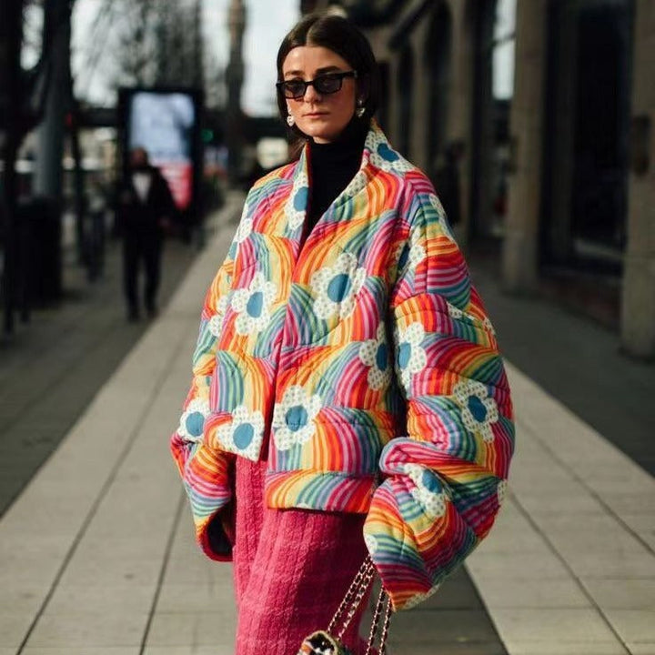 Dam kort oversize vadderad jacka med Colorful Rainbow Stripes och Flower Application