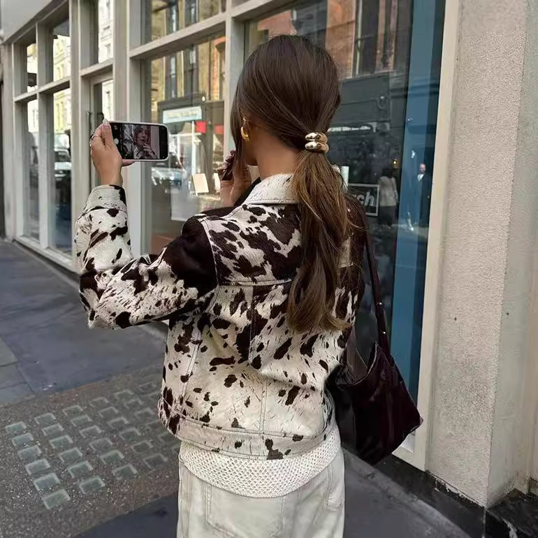 Dam kort skärning Western-Inspired jacka med Cow Spot Faux Fur och bröstfickor