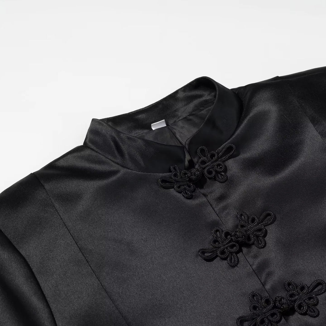 Dam no-figursydd satin jacka med ståkrage och decorative knot closures
