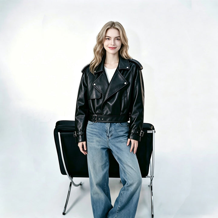Dam kort Biker trench gjord mjuk konstläder med shoulder straps och buckle muddar