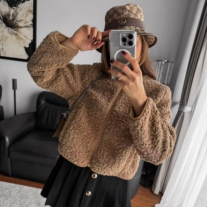 Dam kort teddy fleece blazer med rund hals, hel dragkedja, och discreet sidofickor