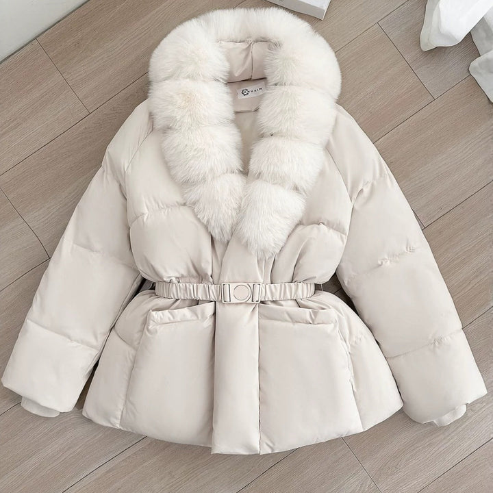 Dam figursydd kort quiltad jacka med voluminous sjalkrage tillverkad av Faux Fur och Decorative bälte