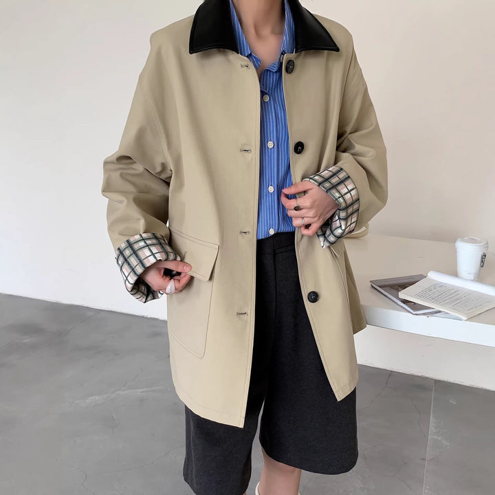 Dam kort jacka in trench stil med läder krage och Cuffable rutig muddar
