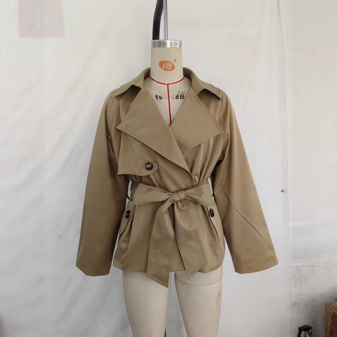 Dam Kort Midjebälte Trenchcoat med Breda Slag och Lockfickor