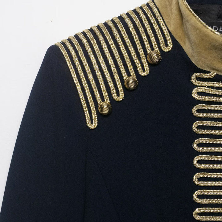 Dam Kort Military Jacka i Parade Look med Guld Cord Decoration och Velvet Muddar