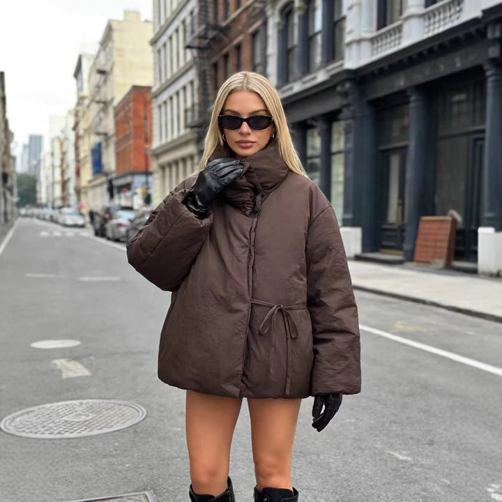 Dam Oversized Quiltad Jacka med Hög Ståkrage och Midjebälte