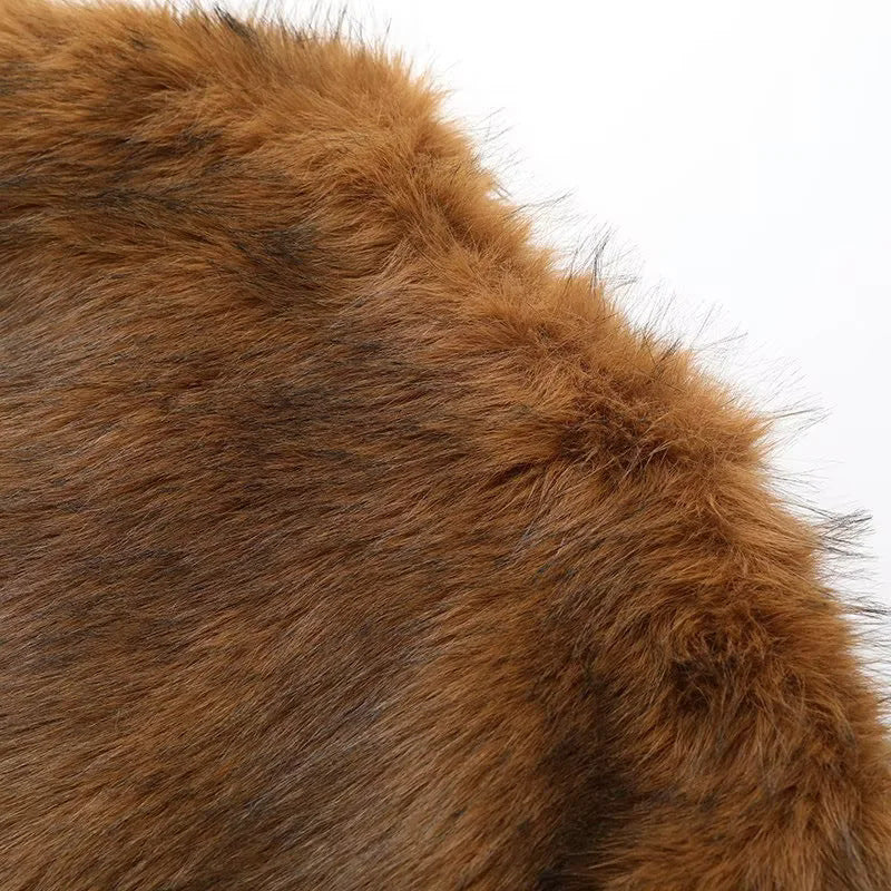 Dam lyxig kort jacka tillverkad av vegan faux fur med open sjalkrage och slight waist detailing