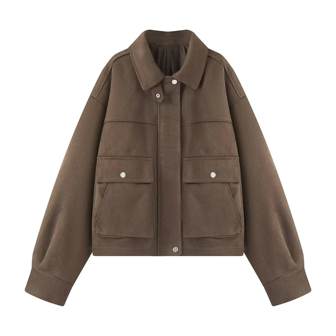 Dam boxy kort utility jacka med stor flap fickor, snap knäppning, och drop axel