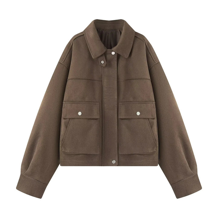Dam boxy kort utility jacka med stor flap fickor, snap knäppning, och drop axel