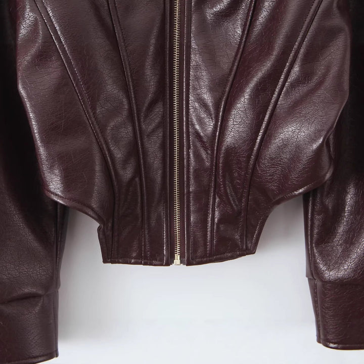 Dam Kort Läder Jacka med Fitted Corset Look, Shoulder Epaulets och Dragkedja
