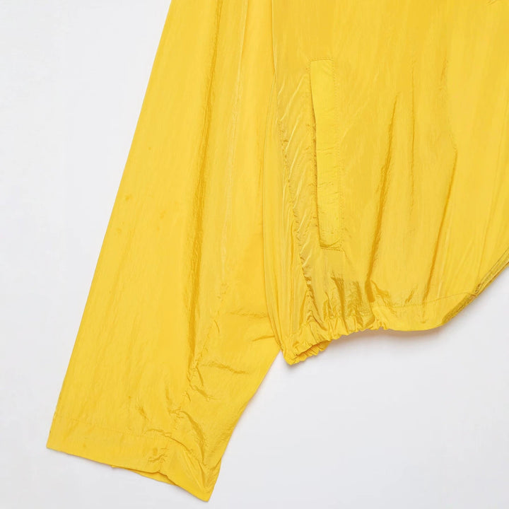 Dam Lätt Kort Windbreaker med Hög Stå Krage och Drawstring.