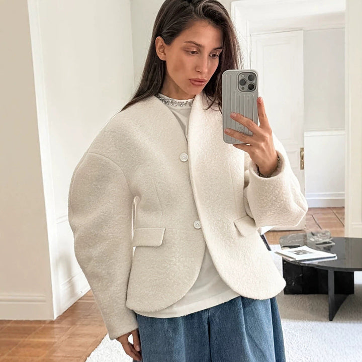Dam kort jacka in boucle stil med oversize ärmar och flap fickor