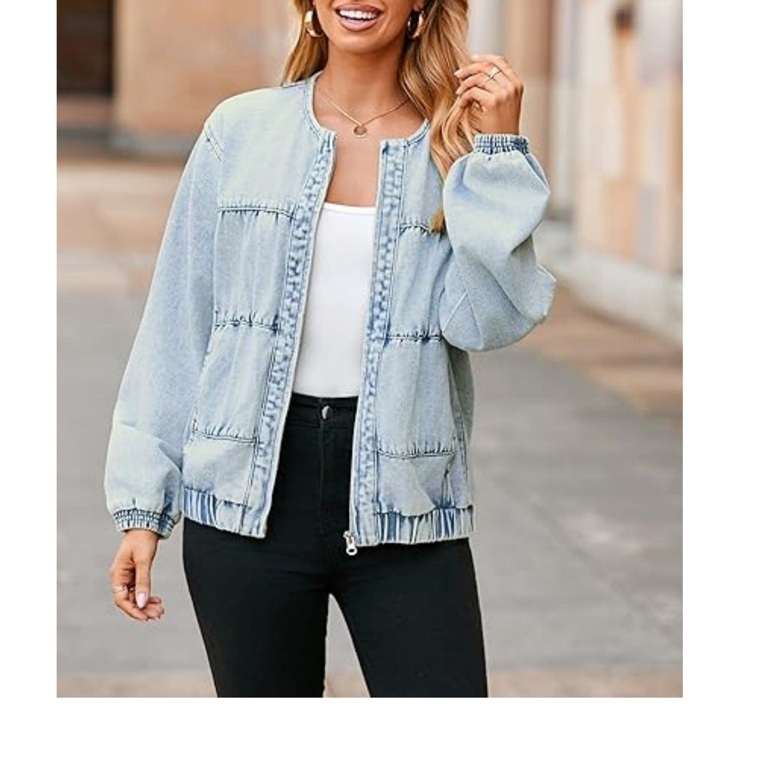Dam jeans bomber jacka med round neck, elastic muddar, och patched fickor