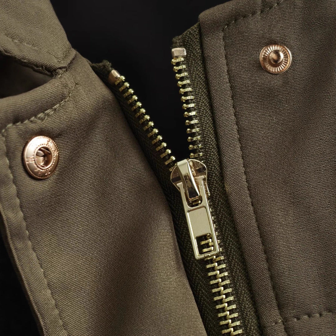 Dam oversized utility jacka med oversized flap fickor, dropped axel, och elastic waistband