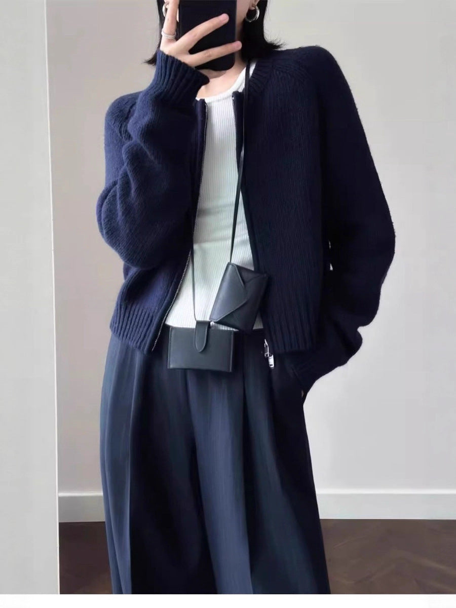 Dam kort jacka gjord mjuk fine knit med a hellång dragkedja och ribbed fåll