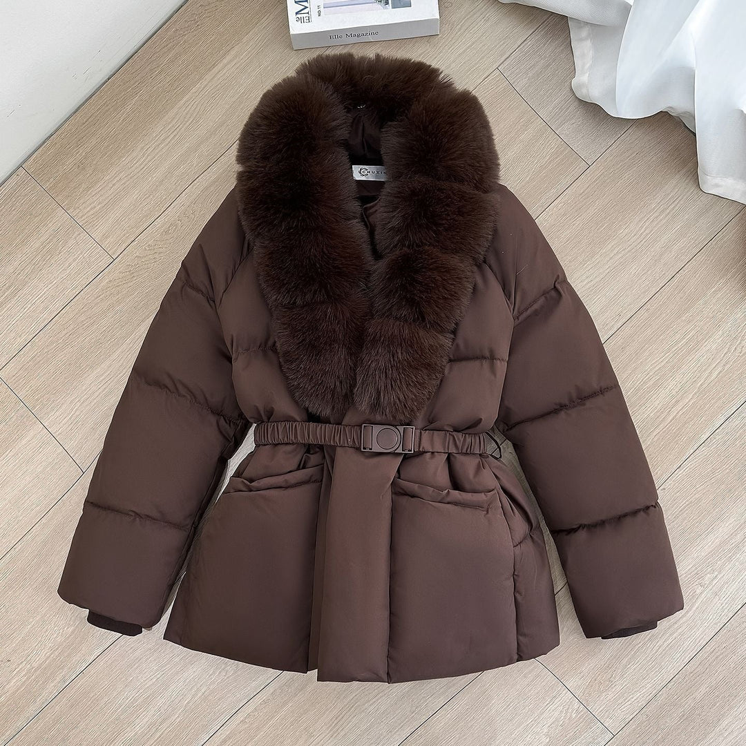 Dam figursydd kort quiltad jacka med voluminous sjalkrage tillverkad av Faux Fur och Decorative bälte