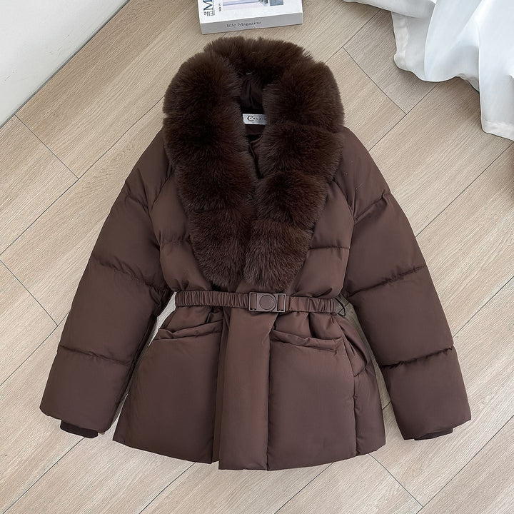 Dam figursydd kort quiltad jacka med voluminous sjalkrage tillverkad av Faux Fur och Decorative bälte