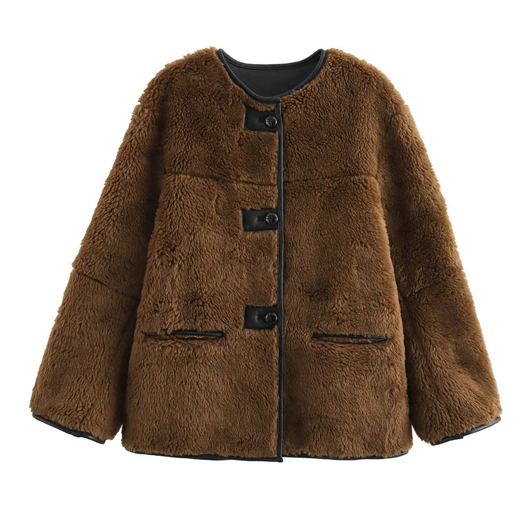 Dam kort teddy kappa jacka i boxy skärning med kontrast piping, snap button och decorative strap detail