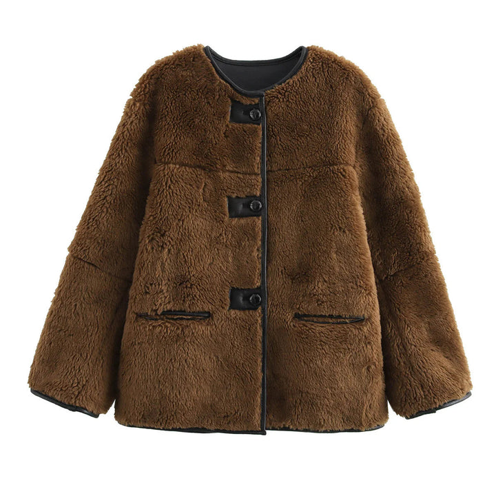 Dam kort teddy kappa jacka i boxy skärning med kontrast piping, snap button och decorative strap detail