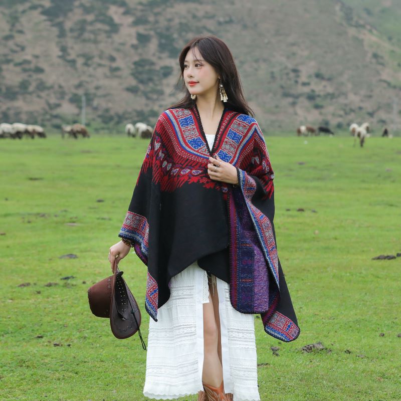 Dam Oversize poncho i Ethno Jacquard med V-neck och structured fåll