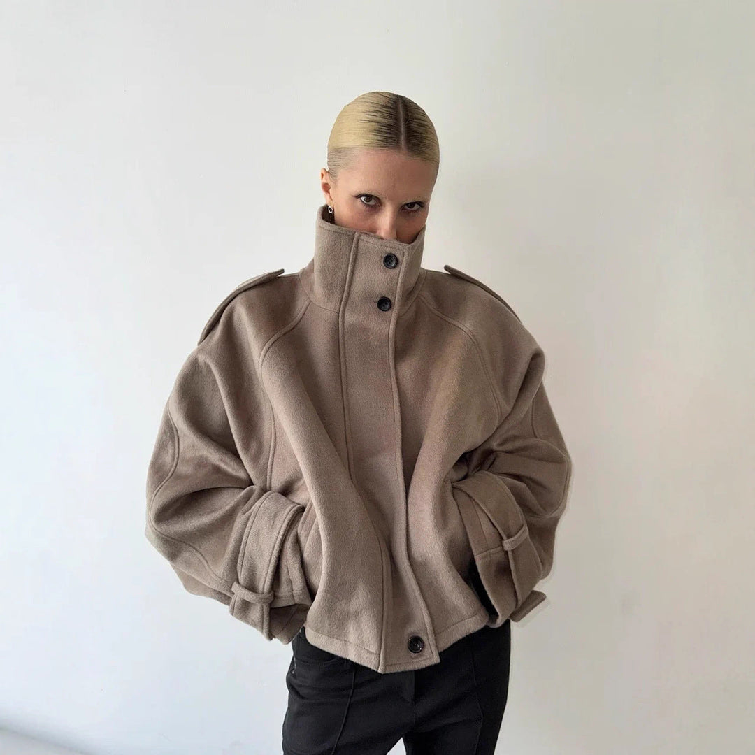 Dam kort skärning oversize ull jacka med hög ståkrage, shoulder flaps och justerbar ärm straps