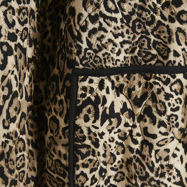 Dam Quiltad Oversize Jacka med Leopard Tryck, Round Neckline och Patch Fickor