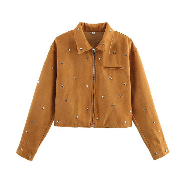 Dam kort studded jacka tillverkad av mocka imitation med en full-length dragkedja och chest pocket