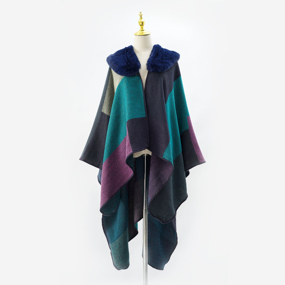 Dam Oversize capeponcho med fuskpälskrage och colorblock Jacquard