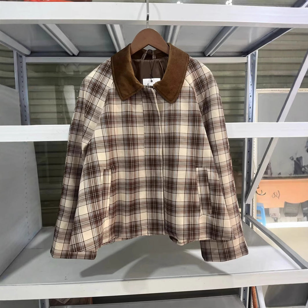 Dam rutig övergångsjacka med kontrasterande velvet krage, concealed front placket, och påsydda fickor