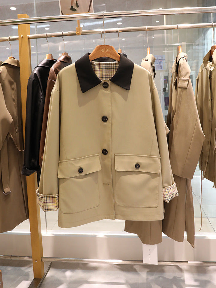 Dam kort trenchcoat med kontrasterande slagkrage och Checked foder