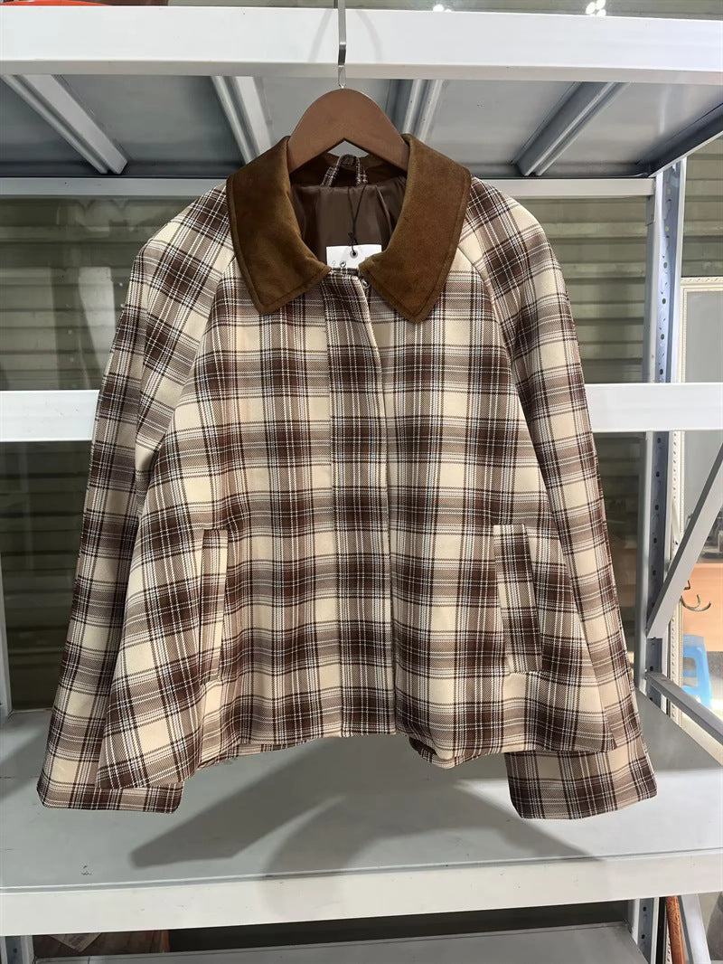 Dam rutig övergångsjacka med kontrasterande velvet krage, concealed front placket, och påsydda fickor