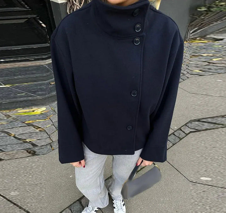 | Dam modeable kort jacka med hög krage och knapp stängning