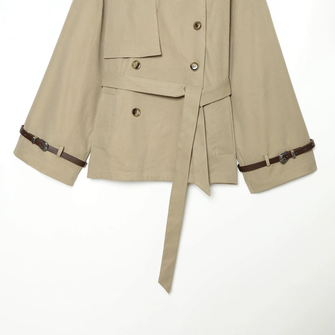 Dam kort-skärning cape trenchcoat med double-breasted knäppning och midjebälte