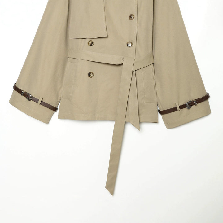 Dam kort-skärning cape trenchcoat med double-breasted knäppning och midjebälte