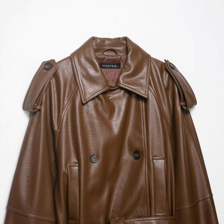 Dam läder trenchcoat med bälte, shoulder flaps och oversize krage