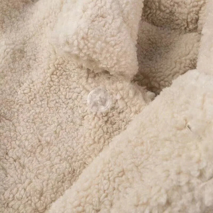 Dam kort-skärning faux fur teddy jacka med bred lapel krage, vadderad foder, och sidofickor