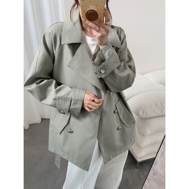 Dam kort trenchcoat med vid skärning, double-breasted stängning och knytband