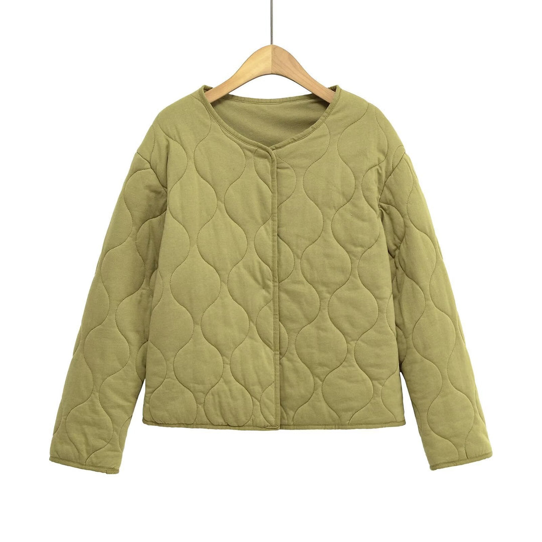 Dam kviltad jacka utan a krage med a boxy silhuett och tonal wave quilting