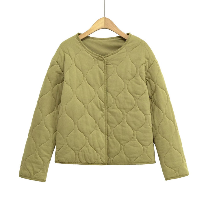 Dam kviltad jacka utan a krage med a boxy silhuett och tonal wave quilting