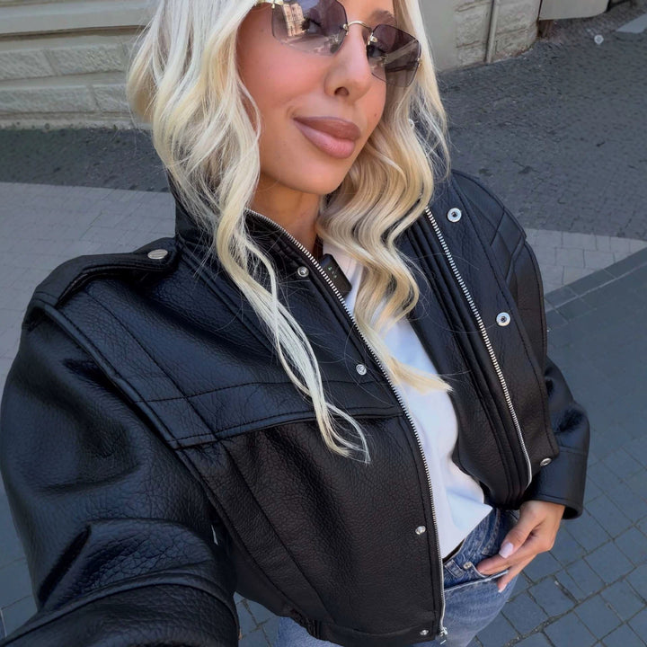 Dam Kort Kort Faux Läder Blouson med Vadderad Shoulder och Funnel Neck