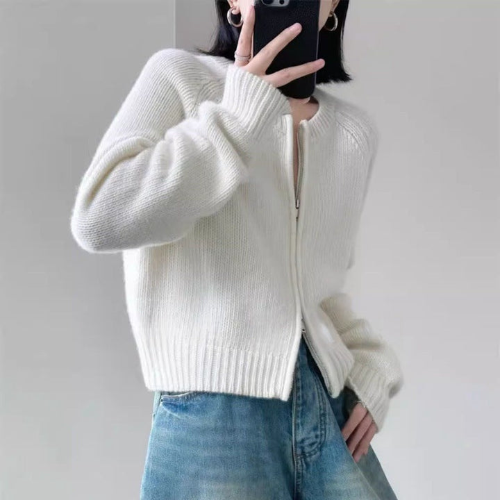 Dam kort jacka gjord mjuk fine knit med a hellång dragkedja och ribbed fåll