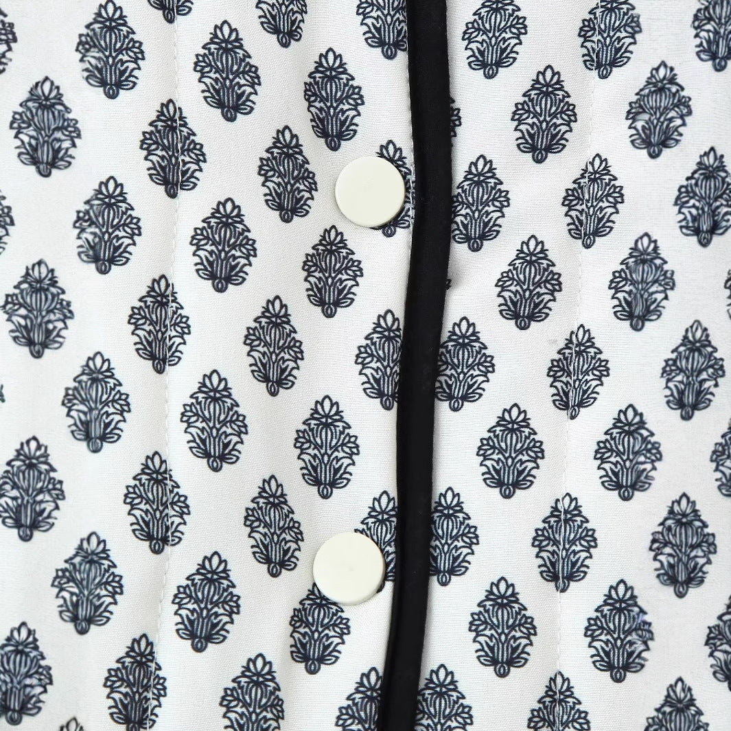 Dam vadderad kort jacka med round neckline, snaps och kontrast piping