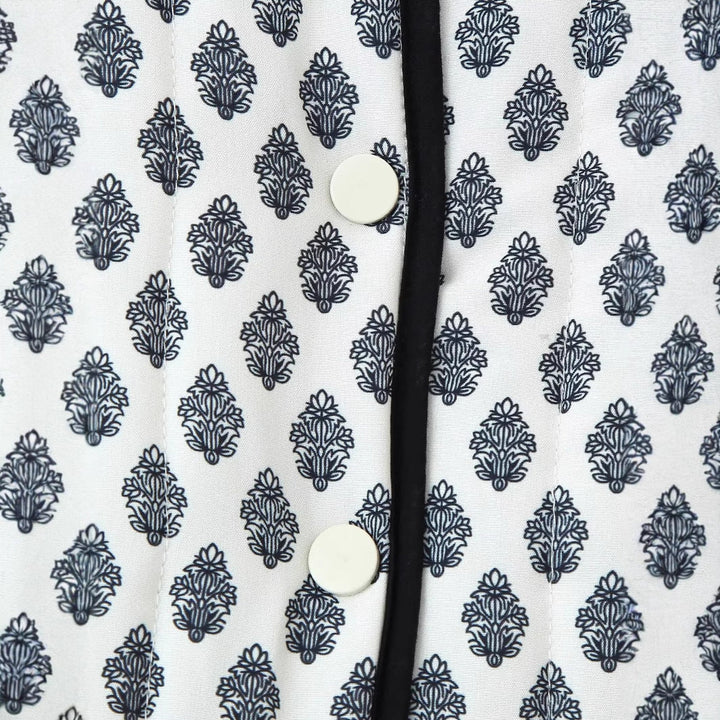 Dam vadderad kort jacka med round neckline, snaps och kontrast piping