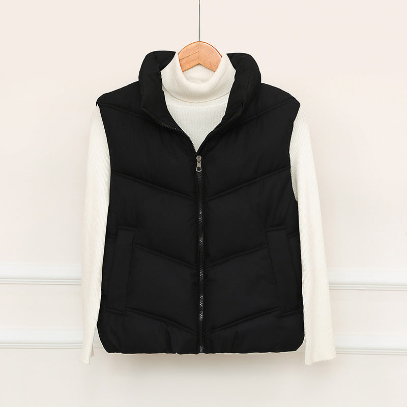 Dam kort-skärning puffer quiltad väst med V-quilt, high ståkrage och drawstring fåll